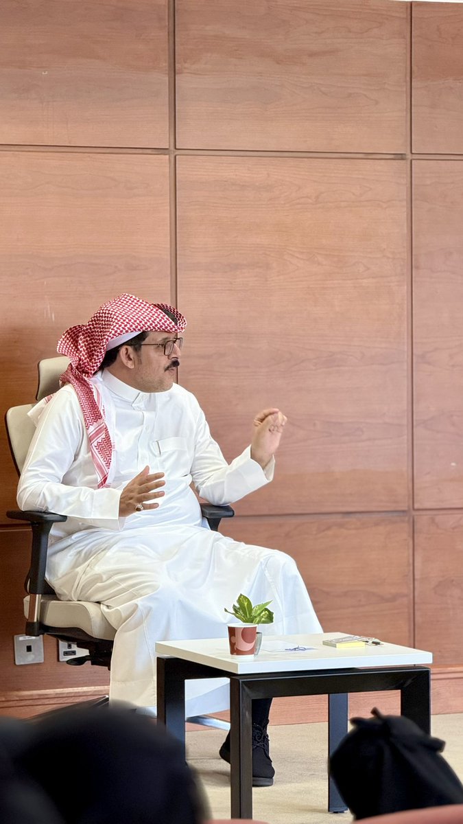 fatima1Cs's tweet photo. العقل المبتكر لا حدود له… شكرًا أ.د. محمد العمري على جلسة ثرية بالأفكار والتحفيز 🌿.
#جامعة_الملك_خالد 
@KKU_VPBCP https://t.co/8rd6a1mf22