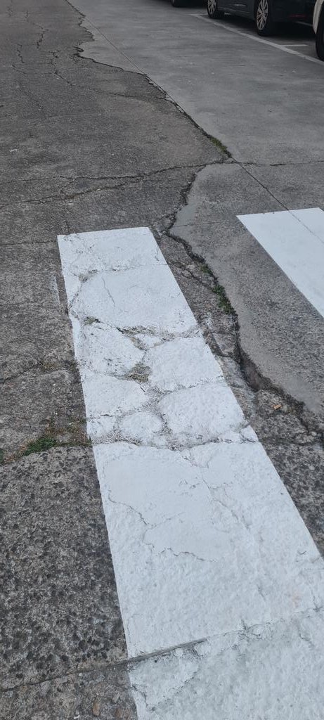 Blanes se prepara para el postureo turista + feria, fuegos; se pintan carreteras,arreglan aceras,se limpian calles,pero siempre se les olvida la misma..que pasa, que los que vivimos aquí no pagamos suficientes impuestos??