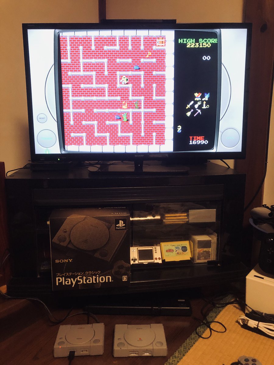 プレステ似のケースにラズパイ4を組込みエミュレータを導入。プレステのゲームをパソコンで吸出して遊んでみた。
結果はBIOS無しでも快適に動作。違和感無く遊べて大満足！
128GBのSDカードを使ったので、まだまだ空き容量がたくさんある(笑)。
少しづつ手持ちのゲームを入れて行きたいと思う。