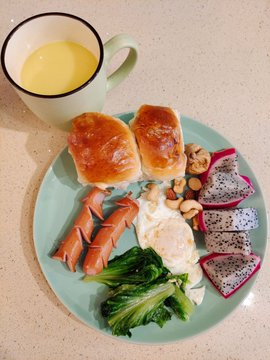 Today's breakfast, a continental style ||| Butter bread, fried egg, dragon fruit + banana sausage, almonds + dried figs, corn juice🥰😋