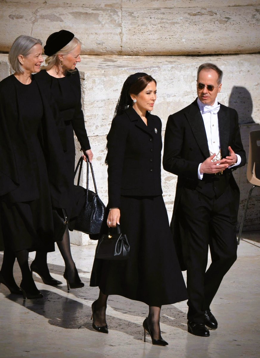 👑 A Rainha Mary da 🇩🇰 participou no fim de semana da missa fúnebre do Papa Francisco. A cerimônia realizada em frente à Igreja de São Pedro, no Vaticano, reuniu representantes e lideranças de todo o mundo.

📷: Ritzau Scanpix ©