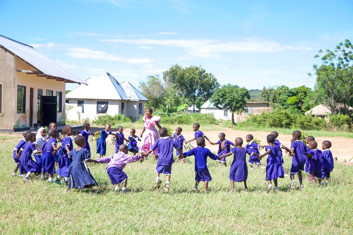 AmaniGirls_Org's tweet photo. 🤾‍♂️Michezo ni lugha ya kwanza ya kujifunza kwa mtoto!🤾‍♂️

Katika darasa la awali Lusese, tunashuhudia furaha, ubunifu na maarifa vikistawi kupitia michezo.
Darasa hili, lililojengwa kwa ushirikiano wa @AmaniGirls_Org , jamii na serikali ya halmashauri ya Sengerema. https://t.co/kg7mIfe30h