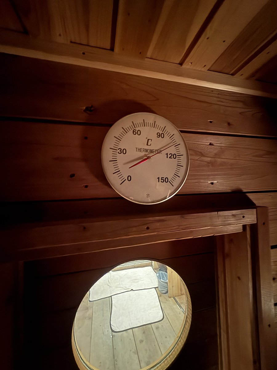 ilovethekaraage's tweet photo. 今日のサウナ
#HostelPerch
#撮影許可済み
宿泊者900円+水着300円
受付してから90分
サウナマットとロッカーキー
1階高温115℃ロウリュ可、濡れマット熱伝導率高く熱い痛い
2階低温60℃1階の熱を利用した岩盤浴みたいで心地良くどちらも木の香りがする
ほぼ貸切で最高
鉄分多めの水風呂18℃ https://t.co/iivfxcB4Ne