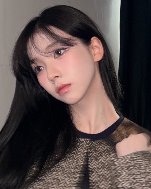 하.. 이젠 하다하다 대기실까지..
..?
저기요, 여긴 어떻게 들어왔어요? 아니 그렇게 난리가 났었는데 정신을 아직 못차린건가? 사인해주면 나갈래?
저,..
아님, 경찰 부를까?
아.. 그게.,

지믽아,
어, 언니 여기 보안 뭐야? 이렇게 허술해요?
어?
쟤, 사생
아, 믽정씨? 말했잖아 개인 경호.

로 칼윈