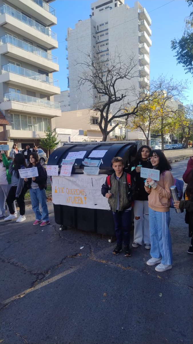 Estudiantes de la ESS N1 de #LaPlata reclaman por presuntos casos de abuso de autoridad por parte del Vicedirector del Turno Vespertino