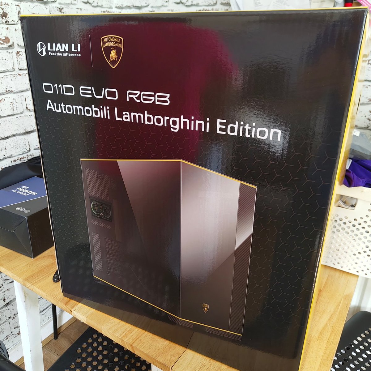 lbr1977's tweet photo. @NZXT Lian Li Lamborghini case . https://t.co/zIBdwIkUh5