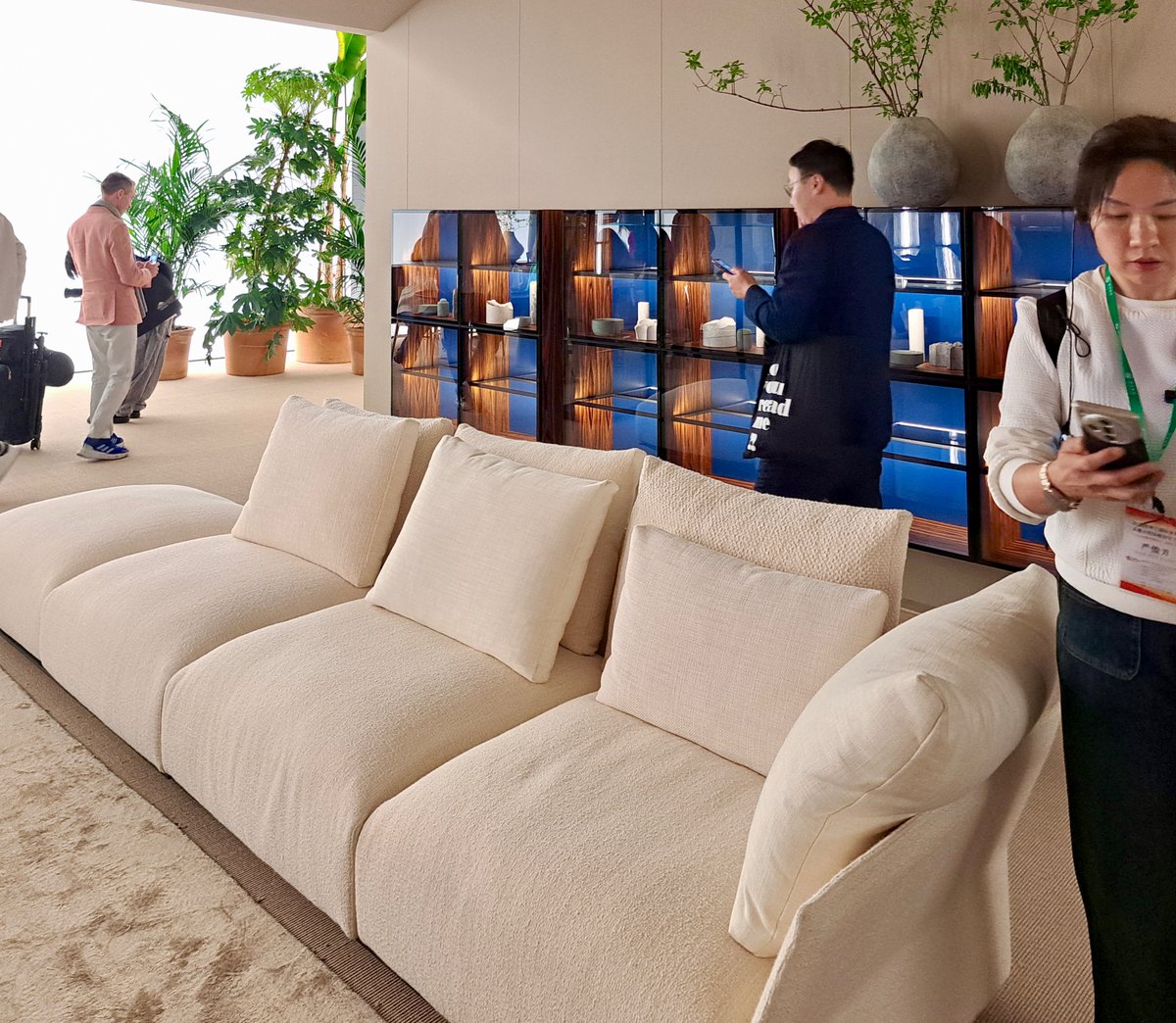 AltrimentiS's tweet photo. Porro’s home at the Salone del Mobile: architectural systems, furnishings and mobile partitions blend into a seamless, visually compelling ensemble. https://t.co/aY0UUE4QOD