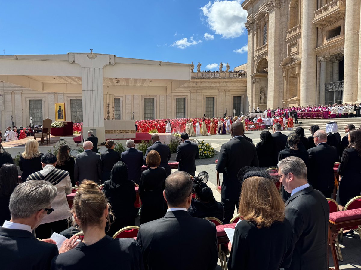 CarlSkau's tweet image. Honored to have attended mass in memory of His Holiness Pope Francis. A tireless voice for the poor and hungry. When we met, he gave us a book he'd written & joked "You can read it if you have trouble sleeping".
May his compassion, humility and sense of humor continue to inspire