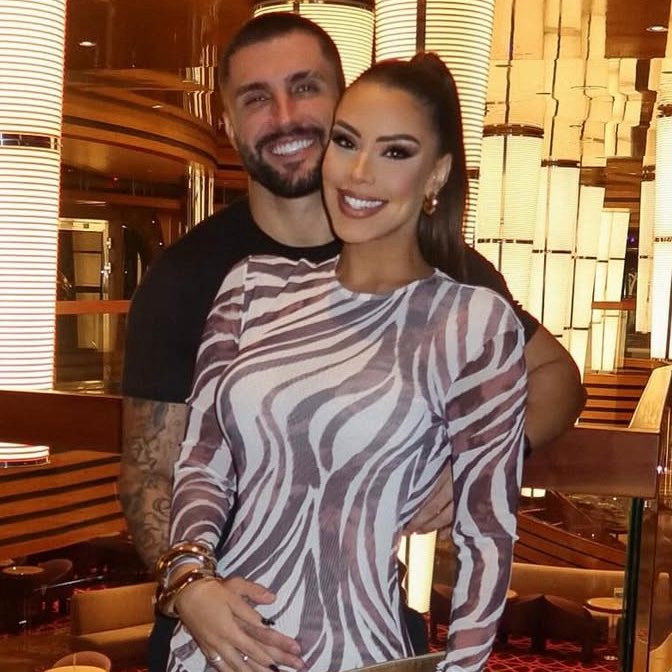 centralreality's tweet photo. Arthur Picoli (BBB21) e Ivy Moraes (BBB20) comemoram juntos 1 ano de namoro:

“Um ano de nós, um ano de um Arthur que nem eu mesmo conhecia”, escreveu o ex-BBB. https://t.co/sjO2Qd1Cbu