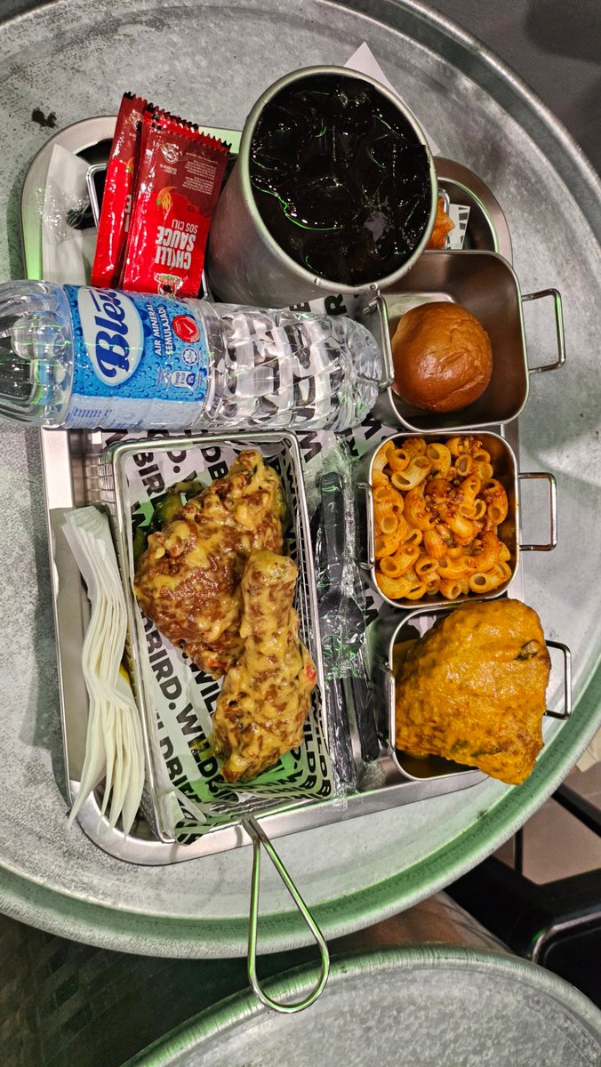 Halimikhairul1's tweet photo. New brand in taman dato on jb 
WILD BIRD ayam Goreng 
Dengan rasa tempatan ada kari capitan, ada mala ,butter chicken. 
Ayam sedap fresh besar .harga mampu milik . https://t.co/ucroJwJG4F