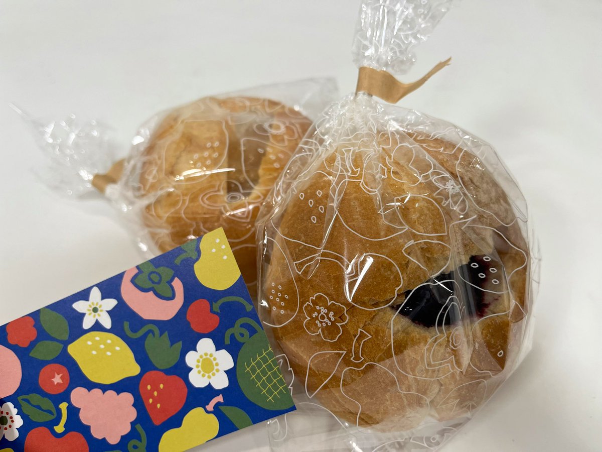 kana_s660's tweet image. フランス展明日が最終日🇫🇷
本日お客様から温かい言葉とともに差し入れをいただきました。ありがとうございます!🙇♀️
何度も催事に来てくださっている方でとても嬉しかったです本当にありがとうございます😭💕
これからもたくさんの方にビアンベイクの美味しいお菓子を届けられるようにがんばります💪🔥