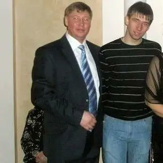 Это Оврах Дмитрий Владимирович.
Он судья в Санкт-Петербурге. Отец у него тоже судья. Вот они вместе на втором фото.
Он посадил девушку Дарью Козыреву, которой 19 лет, в колонию на 2 года 8 месяцев.
Дарья совершила "страшное преступление" — повесила листок со стихами Тараса