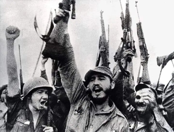 El 28 de abril de 1957 quedó para la Historia una imagen icónica: los rebeldes de la Sierra en la cima del Turquino, #DePieYCombatiendo. Con ese espíritu seguimos hoy: es el legado de #Fidel y Raúl. #CubaViveEnSuHistoria