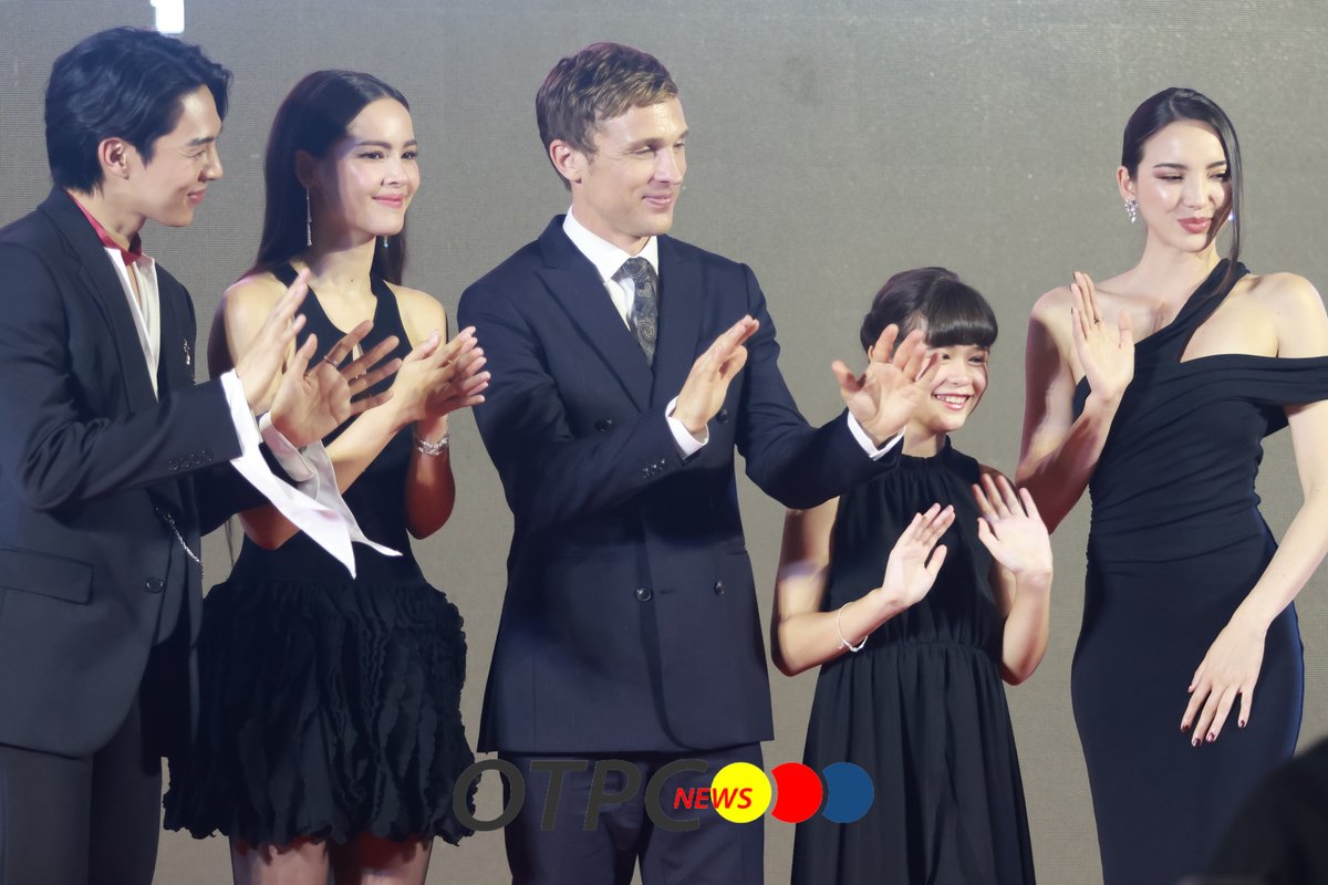 5 นักแสดงนำ ร่วมงาน Gala Premier ภาพยนตร์เรื่อง "Home Sweet Home Rebirth"

#urassayas #WillamMoseley 
#AkieraHadden #AlexanderLee
#TiaTavee
#GalaNight2025 #HSHR 
#HomeSweetHomeRebirth