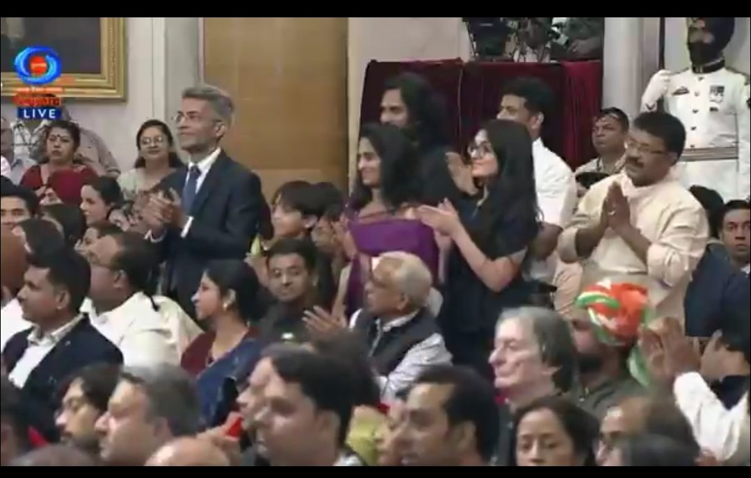 TrollywoodOffl's tweet image. Family Is Every thing ❤️😍

#PadmabhushanAjithKumar
#TNPrideAjithKumar