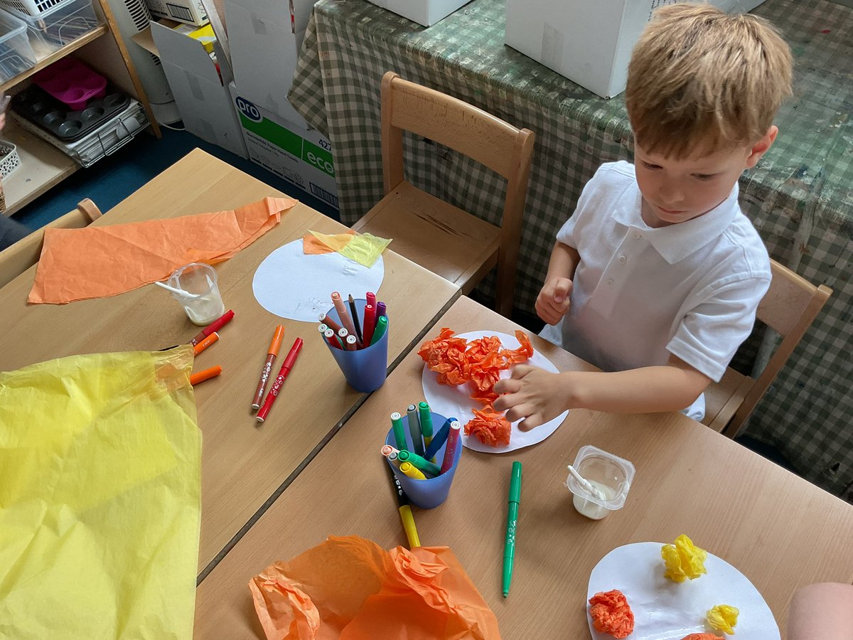 PDA_Rec's tweet image. We have been learning all about the sun this afternoon. We talked about the importance of the sun and how it gives us light and energy. We then enjoyed creating our own suns which are now hanging throughout our classroom😁 #pdascience #pdaart