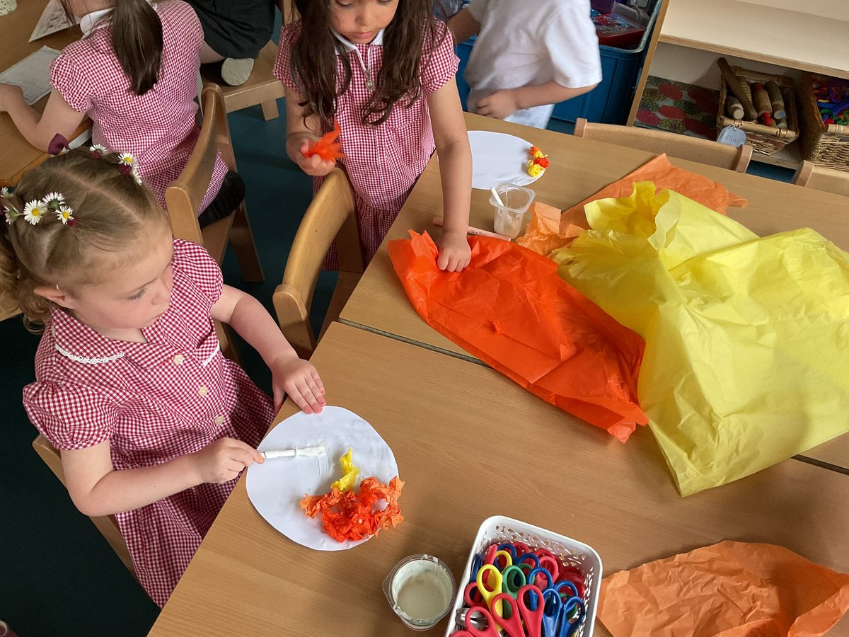 PDA_Rec's tweet image. We have been learning all about the sun this afternoon. We talked about the importance of the sun and how it gives us light and energy. We then enjoyed creating our own suns which are now hanging throughout our classroom😁 #pdascience #pdaart