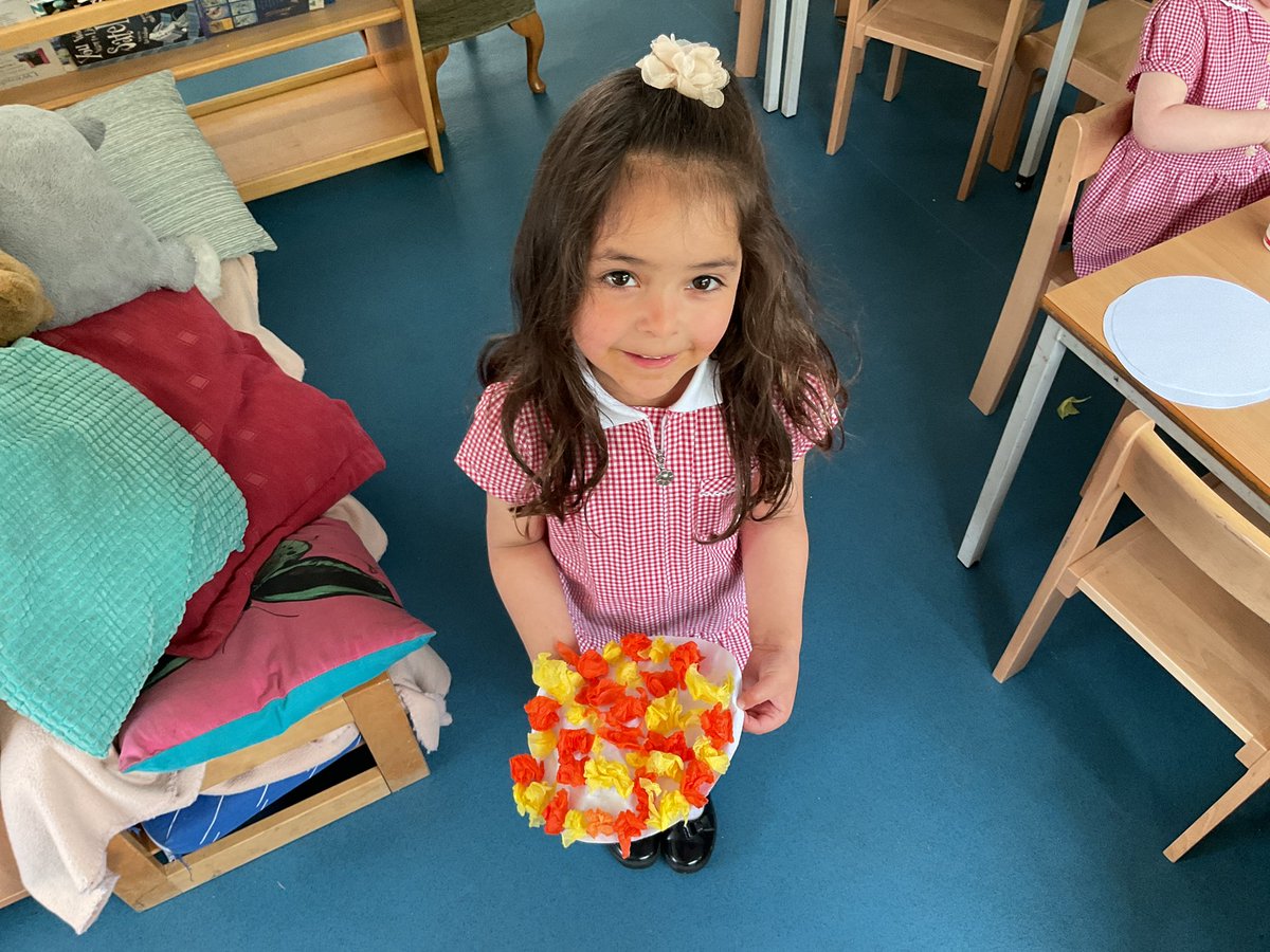 PDA_Rec's tweet image. We have been learning all about the sun this afternoon. We talked about the importance of the sun and how it gives us light and energy. We then enjoyed creating our own suns which are now hanging throughout our classroom😁 #pdascience #pdaart