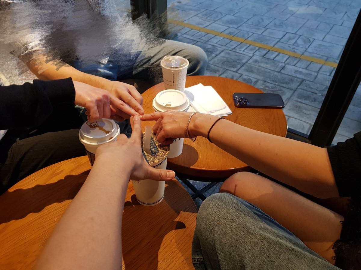 第一次的旅程

故事的起源是，非常碰巧的兩位婆都是完全沒有經驗的聯誼小白，於是就約了一起吃飯聊聊，沒想到聊著聊著意外的合拍，用完餐找了附近的汽旅，進房...

說好的不碰觸，碰了
說好的不一起洗澡，洗了
說好的不換，換了
說好的...不做的都做了，

帶續~~

#JessicaTery1019
#Ireanmichael