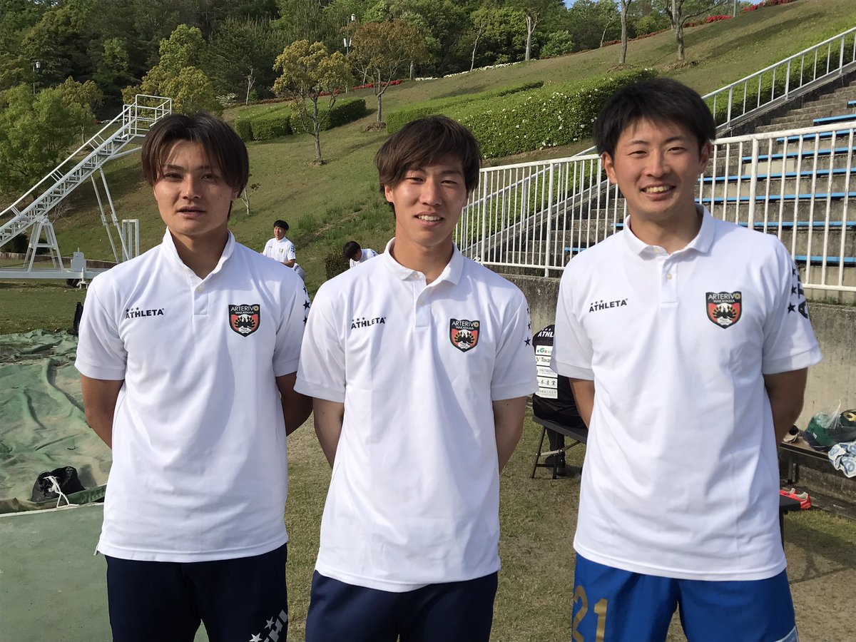 suque3's tweet photo. 昨日の写真をもう一つ。
#アルテリーヴォ和歌山 に、今年から久御山トリオが揃っています。インターハイ2015で桐光学園(小川航基など)と青森山田(神山優太など)を破り、市立船橋(椎橋慧也など)でも健闘した世代の3人です。キミは君らしく⚽️ 目指せJFL昇格。
#和田幸之佑
#築山隼
#佐藤由維斗 https://t.co/oO0iOVKNnB