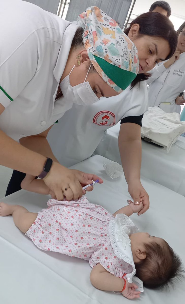 Casi 500 bebés ya recibieron Nirsevimab en el Hospital Central 👶🛡️.
Previene infecciones graves por virus sincicial respiratorio (VSR).
Si tu bebé nació entre enero y abril 2025 y no recibió la dosis, acercate al Vacunatorio 🏥.
Horario: Lun-Vie 7-17h, Sáb 7-11:30h.