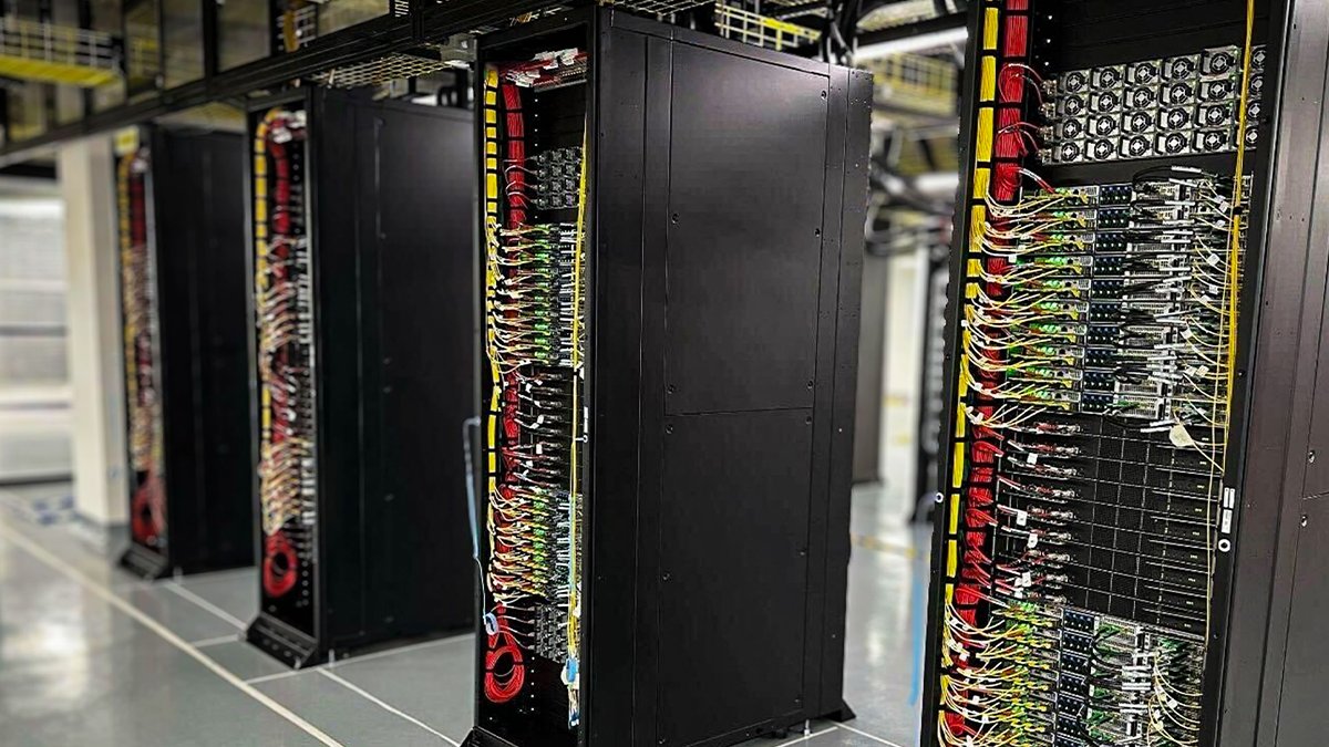 📣 <a href="/OracleCloud/">Oracle Cloud</a> has launched its first wave of liquid-cooled NVIDIA GB200 NVL72 racks, now live and available for customer use. 

Thousands of #NVIDIABlackwell GPUs and high-speed NVIDIA networking are being deployed across OCI’s global data centers, powering #NVIDIADGX Cloud and