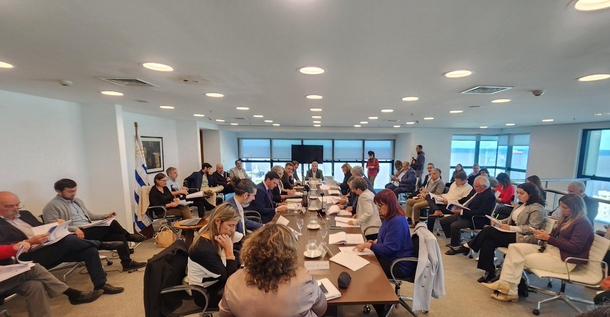 #Ahora se está desarrollando la 283° Sesión de la Comisión Sectorial de Descentralización. En esta oportunidad la sesión se celebra en el Piso 11 de la Torre Ejecutiva.