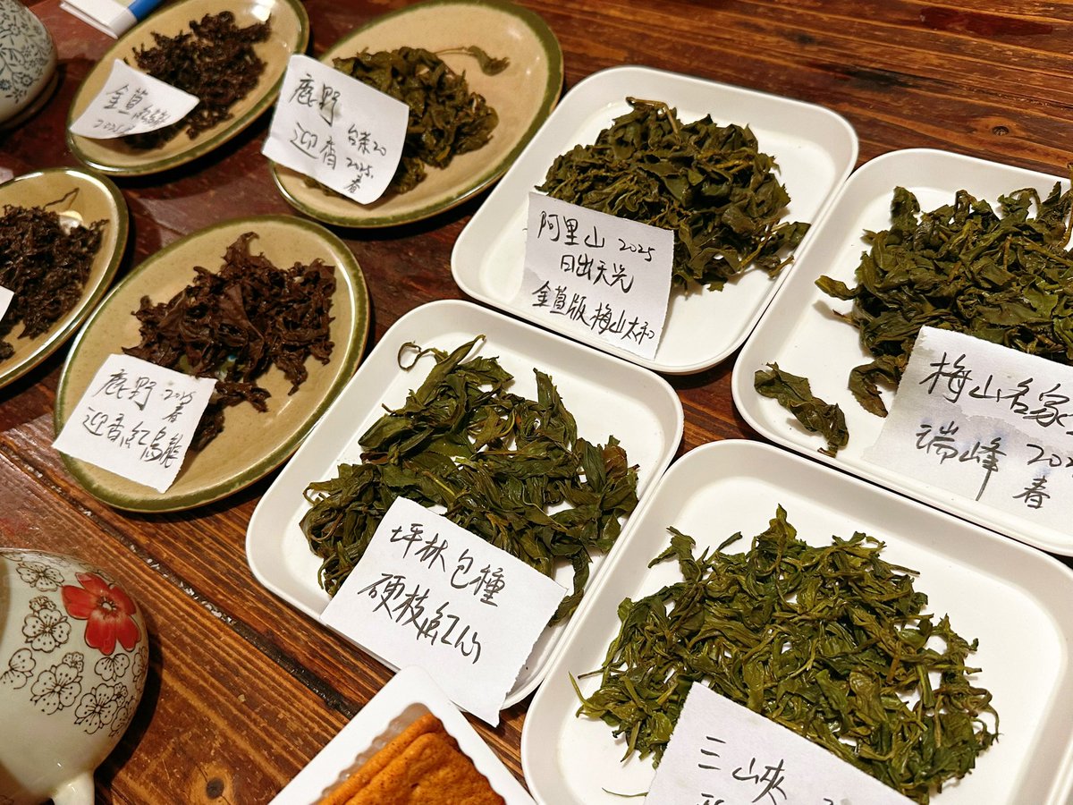 hanyi2016tea's tweet image. 【Late-night tea at Xiangcao when insiders meet】
It was a quiet night.
Cancellations, illnesses, flights, protests…
April is a busy month.
Tea people may seem peaceful, but we speak—at the right time, in our own way.
#TeaLife #TeaCulture
(1/2)