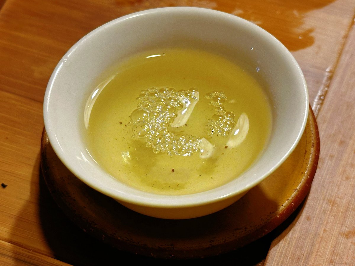 hanyi2016tea's tweet image. 【Late-night tea at Xiangcao when insiders meet】
It was a quiet night.
Cancellations, illnesses, flights, protests…
April is a busy month.
Tea people may seem peaceful, but we speak—at the right time, in our own way.
#TeaLife #TeaCulture
(1/2)