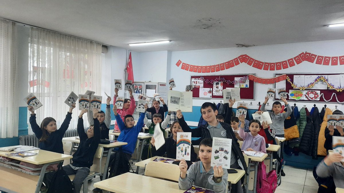 4. Sınıf öğrencilerimin şiir ve resimleriyle hazırladığımız "MİNİK KALEMLER " şiir kitabımız yayımlandı🔊🔊 Biz hazırlarken çok eğlendik 🤗🤗 herkese keyifli okumalar... <a href="/ZonguldakMEM/">Zonguldak İl Millî Eğitim Müdürlüğü</a> <a href="/fatiherdalylmz/">Erdal Yılmaz</a> <a href="/cevatcevik67/">Cevat Çevik</a> <a href="/alaplimem/">Alaplı İlçe Milli Eğitim Müdürlüğü</a> <a href="/AAtalayilkokulu/">Ahmet Zeki Atalay İlkokulu</a>