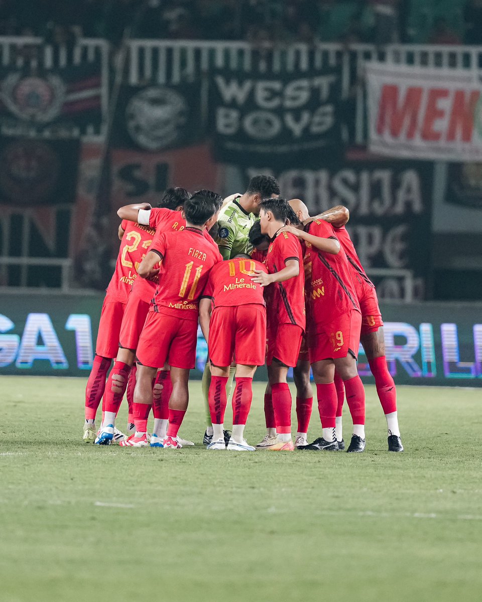 Persija_Jkt's tweet photo. 𝐏𝐄𝐑𝐒𝐈𝐉𝐀 𝐇𝐀𝐑𝐔𝐒 𝐁𝐀𝐍𝐆𝐊𝐈𝐓!

Pelatih, pemain, dan ofisial bergumul dengan penyesalan usai mengakhiri pertandingan vs Semen Padang di Stadion Pakansari, Kab. Bogor, Minggu (27/4/2025) malam, dengan kekalahan. Tak ada satu pun yang menginginkan laga pekan ke-30 itu berujung suram.

“Hasil laga melawan Semen Padang sangat-sangat mengecewakan. Tim tidak memiliki daya juang di lapangan. Hal ini menjadi sinyal darurat untuk Persija. Menjelang akhir musim, kami justru tergusur dari empat besar,” kata Direktur Persija, Mohamad Prapanca.

“Penampilan semalam adalah yang terburuk dan menjadi alarm bagi semua komponen di dalam tim. Masa depan pelatih Carlos Pena akan ditentukan dalam minggu ini. Persija akan mencoba melakukan yang terbaik untuk mencapai target empat besar di akhir musim. Bukan tidak mungkin musim depan evaluasi besar-besaran akan dilakukan. Seluruh anggota tim berpotensi untuk dievaluasi, tanpa terkecuali,” tuturnya lagi.

Ayo Can, bangkit dan bertarung sampai titik darah penghabisan!

#Persija