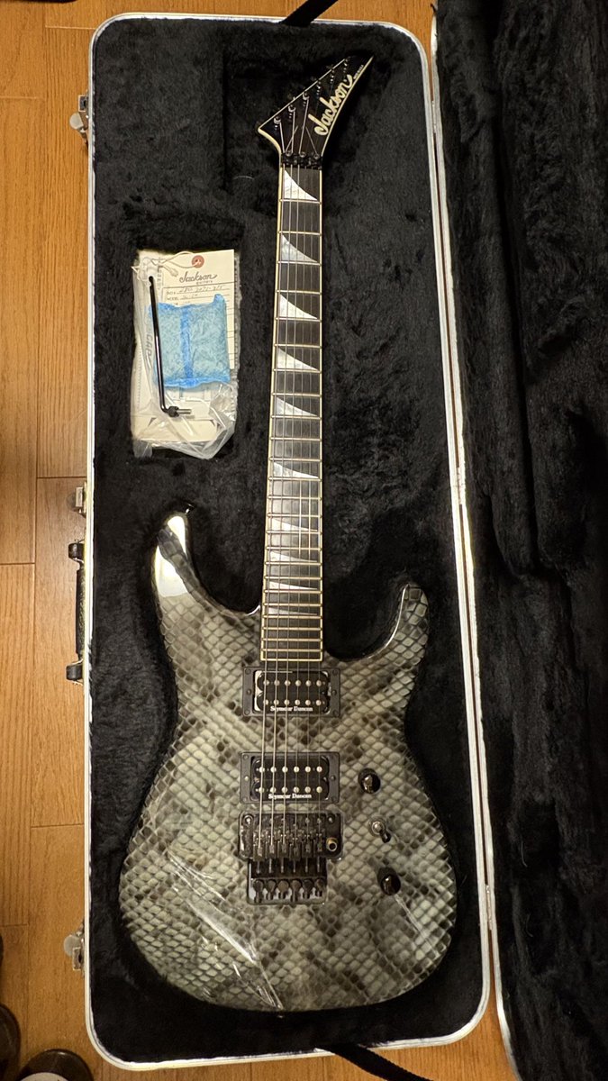 t2o_Schenker's tweet image. 久しぶりに、本当に久しぶりにケースを開けて少しだけ鳴らしてみた🎸
いい音🎵
一番のお気に入り✨

ここ半年くらい気持ちが向かなくて全く🎸に触れてなかったけど、フォロワーさんとのちょっとした対話で…

また少しずつ練習しようか🎸

#ItsInMyBlood
#Jackson
#Jacksonguitar
#JacksonSoloist