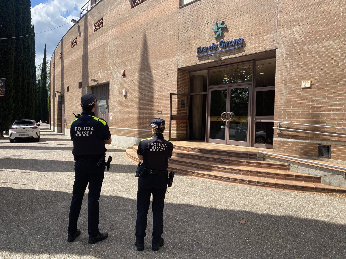 A Girona, l’Ajuntament ha habilitat un punt per rebre demandes dels ciutadans al Palau de Fires. Fins ara s’hi han acostat alguns a preguntar dubtes als agents
<a href="/CatalunyaRadio/">Catalunya Ràdio</a> <a href="/Cati_Girona/">CatInfo Girona</a>