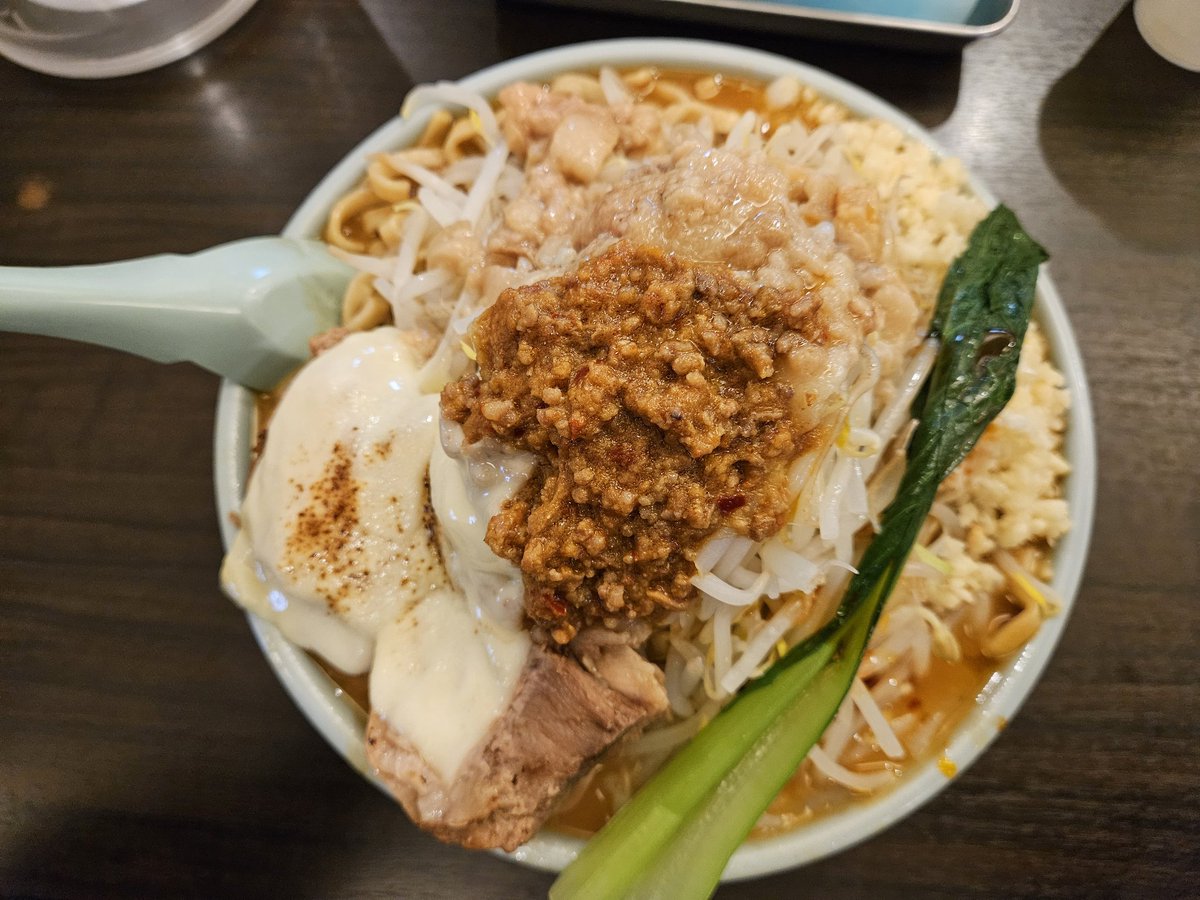 新潟県見附市 ラーメン弐豚 見附本店 限定担々麺特盛 全マシ 肉増し スライスチーズトッピング
辛いのが苦手な方でも食べられるように辛さは控えめ、辛いのが好きな方は卓上の一味唐辛子、ラー油で好きな辛さに調整出来ます。