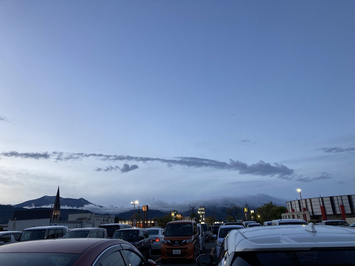 banchou0102's tweet photo. いつぞやの龍に見えなくもないお空
🎵ﾀｰﾝﾅﾗｰｩﾝﾝ…ﾙｯｷﾝﾌｫｰﾗｼｨｰｰｰｲｨｲｰｰｨｲｲｨｨｰ(say

現場も始まっていますが
明日は別の本番です
素面で腹出し何年ぶりや爆

来てくれる人ありがとうございます、一緒に楽しみましょーっ✨✨ https://t.co/F36OYMH5Vo
