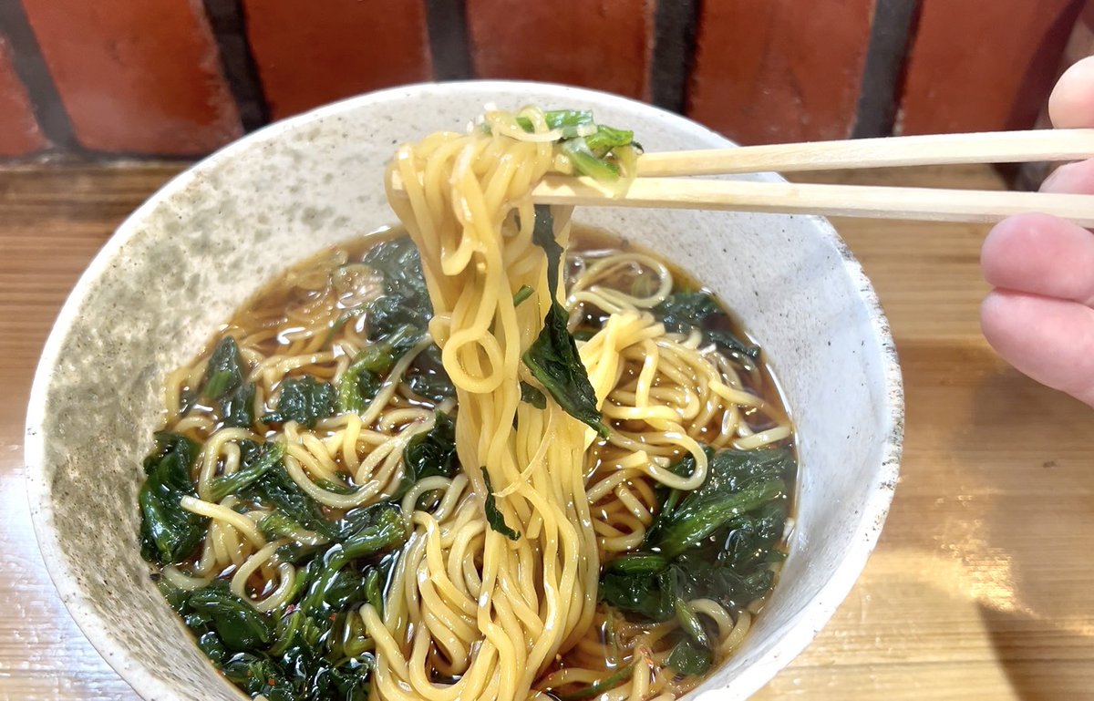 rocoChannel's tweet photo. 立ち食いそば 神田 二葉 青菜そば(中華麺) 【3分動画】 https://t.co/97HepMWNWd @YouTubeより 青菜って正直天ぷらかなと思ってたらそのまんま。だがこれがまさかの至高の美味さ🤤 
#立ち食いそば #立喰そば #路麺 #二葉 https://t.co/euqmheObCg
