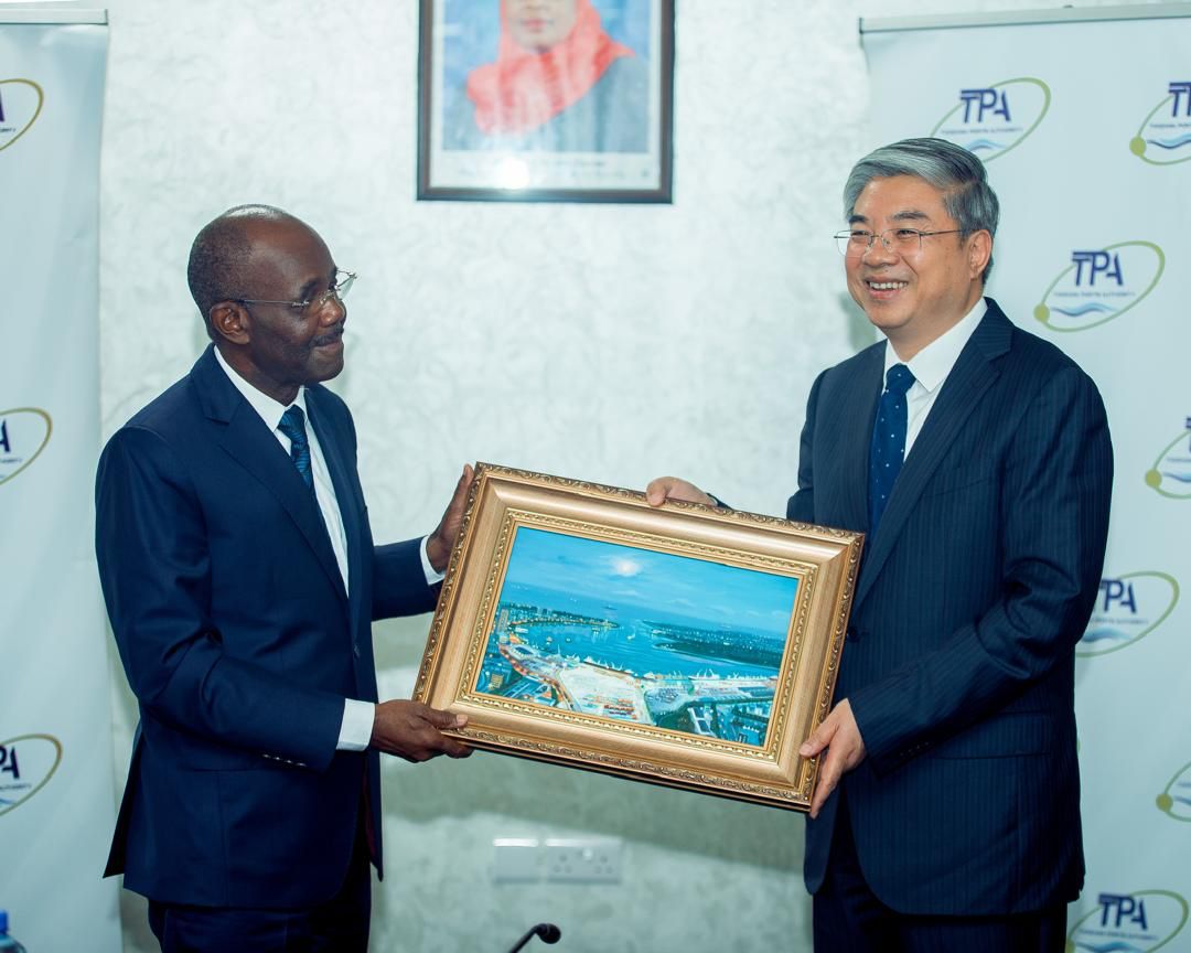 Serikali ya Jamhuri ya Watu wa China imeahidi kuendeleza ushirikiano utakaochangia kuimarika na kuukua kwa sekta ya Uchukuzi baina yake na Jamhuri ya Muungano wa Tanzania hususani bandari na reli kupitia mpango kazi wa FOCAC.

Hayo yamejiri katika kikao baina ya Waziri wa