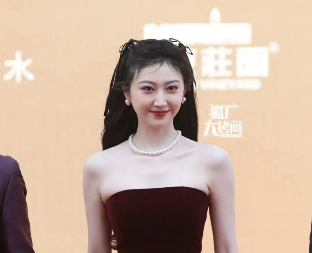 spyefox's tweet photo. Love how #JingTian has never succumbed to fans’ demands. Today, many of her longtime fans are walking out of fandom.

The more they called her fat, the more she eats, the more they demanded a certain hairstyle, she chose the most bad one yesterday 🤣

Gotta give it to her 👏👏😎 https://t.co/8PonysI3bP