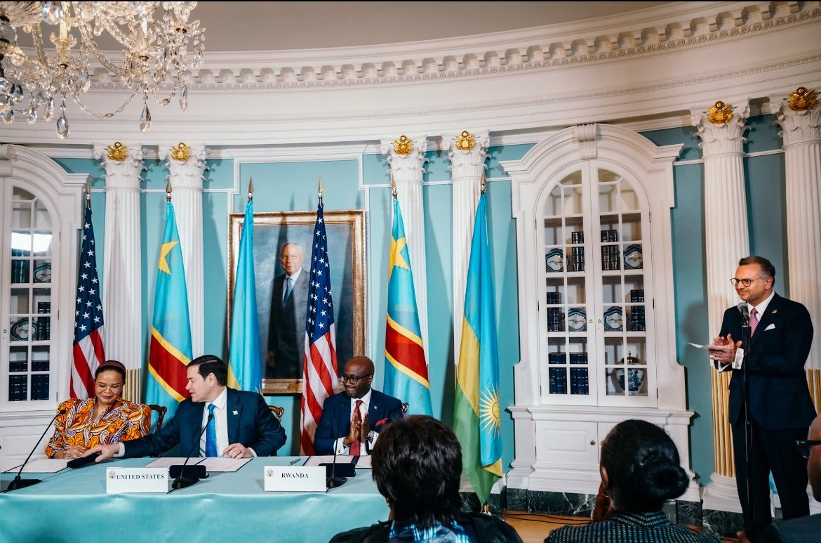 USA em Português (@usaemportugues) on Twitter photo .<a href="/US_SrAdvisorAF/">U.S. Senior Advisor for Africa</a>: É uma honra juntar-me ao <a href="/SecRubio/">Secretary Marco Rubio</a> para a assinatura da Declaração de Princípios entre o Governo da RDC e o Governo do Ruanda. Este é um passo crucial para alcançar a paz, a estabilidade e a prosperidade na região. .<a href="/US_SrAdvisorAF/">U.S. Senior Advisor for Africa</a>: É uma honra juntar-me ao <a href="/SecRubio/">Secretary Marco Rubio</a> para a assinatura da Declaração de Princípios entre o Governo da RDC e o Governo do Ruanda. Este é um passo crucial para alcançar a paz, a estabilidade e a prosperidade na região.