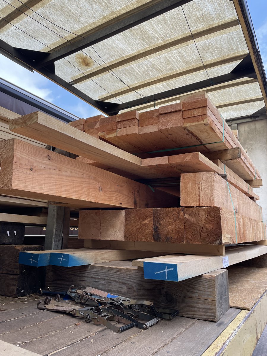 devon_hardwoods's tweet image. 🚛 check out these home-grown Larch beams heading out today to a regular customer for a couple of porches 🔥

Being naturally durable, sustainably sourced and having a naturally aesthetic charm, home-grown softwoods are popular choice for exterior projects🏡

#britishtimber