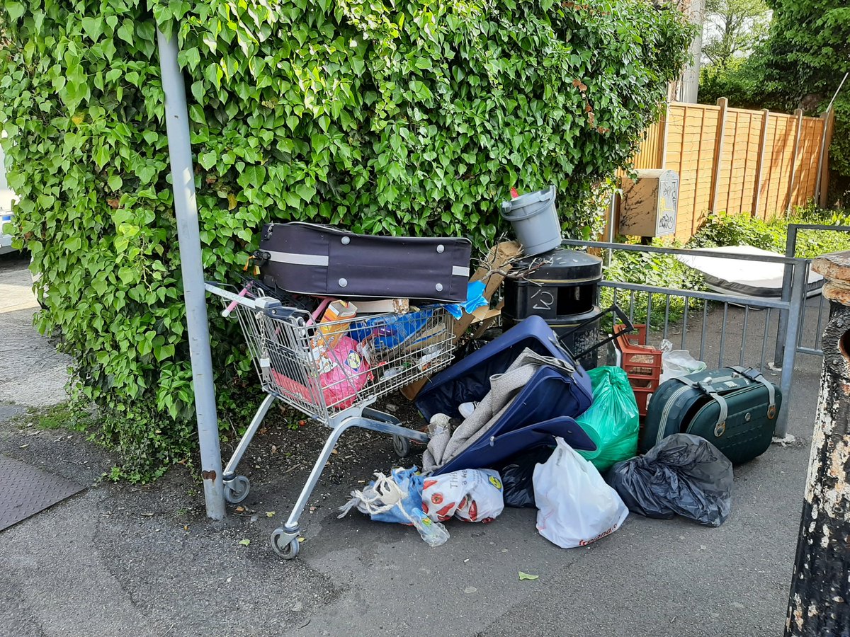JosephinePascoe's tweet photo. @Hillingdon It's happened again! More flytipped junk on Bridge Road!
Any chance of cctv on the bridge from Cowley Road to Bridge Road to deter these idiots?
#Uxbridge #flytipping #ub8 #hillingdon https://t.co/unZ5rbY9va