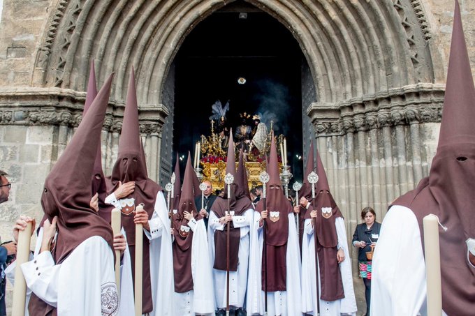 La Hermandad del Carmen de Sevilla Defiende con Firmeza la Figura del Nazareno ante el Debate por la Masificación en la Semana Santa 2025