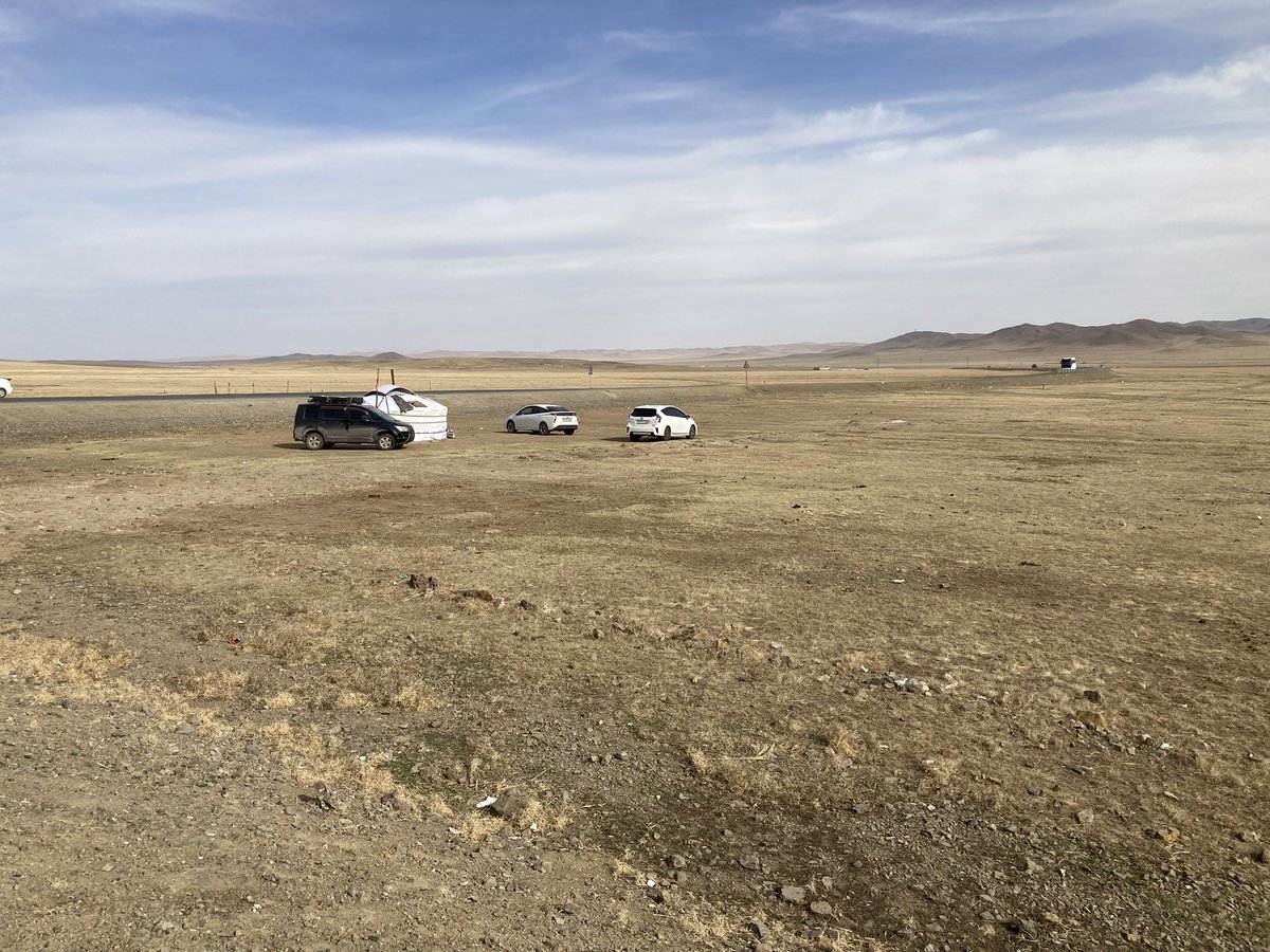 Нисэх зурвасын үзүүрт хоолон гэр барьсан бн. Bird hazard утгаараа бий болно. Төв аймгийн удирдлагууд аюул учраагүй дээр гэрээ нүүлгэнэ үү.