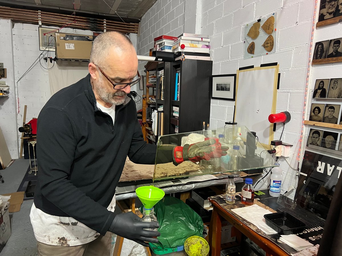 📸 Jon Andoni Martin argazkilariak legazpiarren erretratuak egingo ditu bihar udaletxe ondoan, Kolodioi hezearen teknika erabiliz.

#legazpiherria