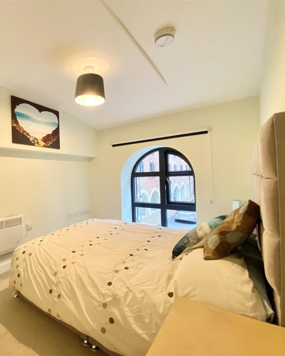 📍 Victoria Riverside, Leeds
 2 Bedroom Apartment – £200,000
 
🏙️ High-spec mill conversion
 🛏️ 2 Bedrooms 
 🍽️ Fully-equipped kitchen with appliances
 🌿 Bright, airy spaces with large windows