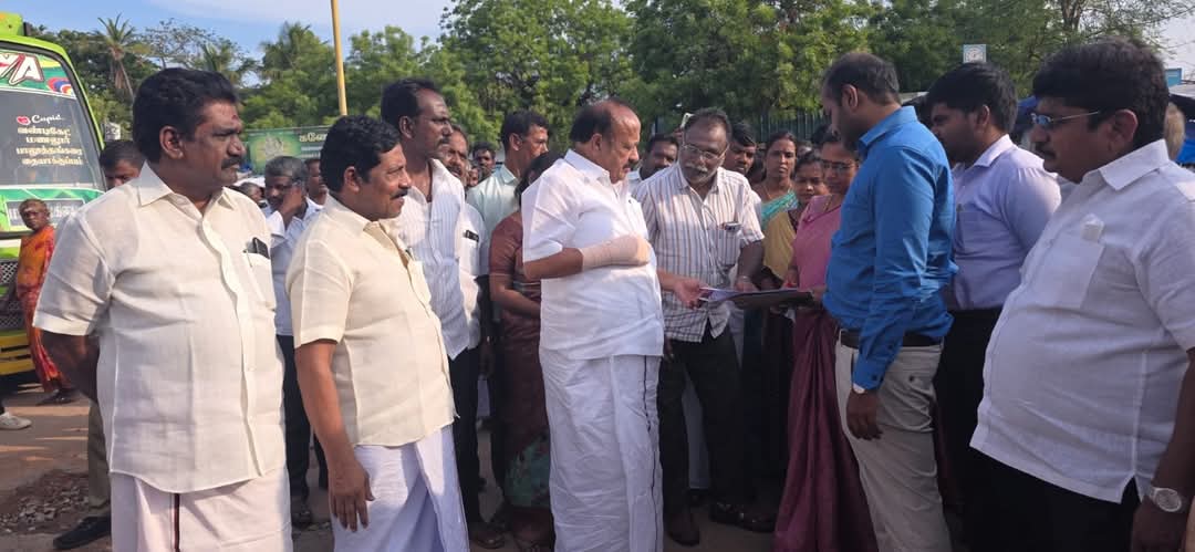 DMKCuddalore's tweet photo. மாண்புமிகு தமிழ அரசு வேளாண் மற்றும் உழவர் நலத்துறை அமைச்சர் திரு.@MRKPanneer அவர்கள் சிதம்பரம் நகர பழைய பேருந்து நிலையத்தை இடித்துவிட்டு புதிதாக கட்டப்படும் பேருந்து நிலையத்தின் பணிகளை ஆய்வு மேற்கொண்டார். உடன் அரசு அதிகாரிகள் மற்றும் கழக நிர்வாகிகள் இருந்தனர்.
#DMKCuddalore https://t.co/Sjw9Q7072g
