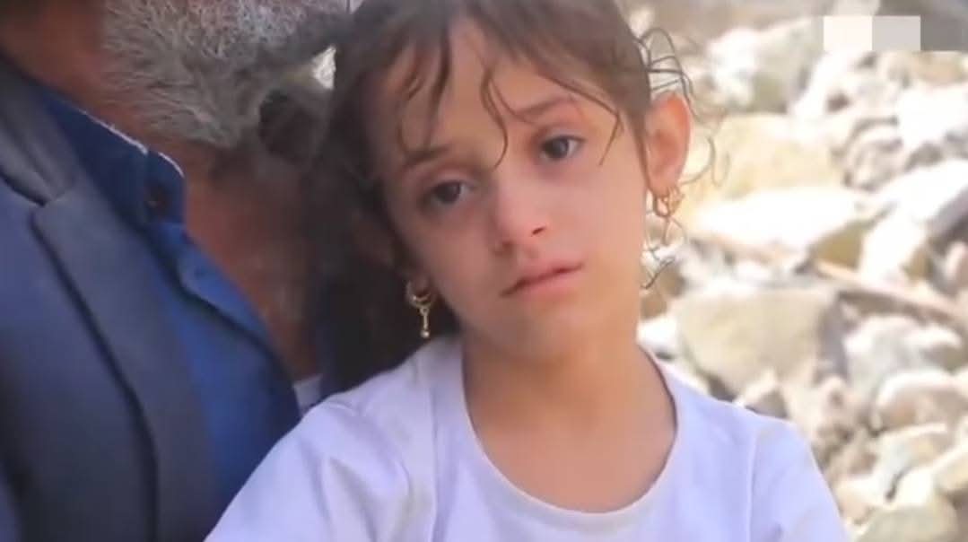 تجلس الطفلة الصغيرة فوق ركام منزلها المدمر عيناها مغرورقتان بالدموع ويديها الصغيرتان مرفوعتان إلى السماء بين شهقات الألم تهمس بدعاء مرتعش يا الله أعد لي أمي يا الله لا تأخذها مني تتوسل إلى الله بكل براءة الطفولة
أعدها لي يا رب أنا لا أريد شيئامن الدنيا إلا أن أراها تبتسم لي مرة..