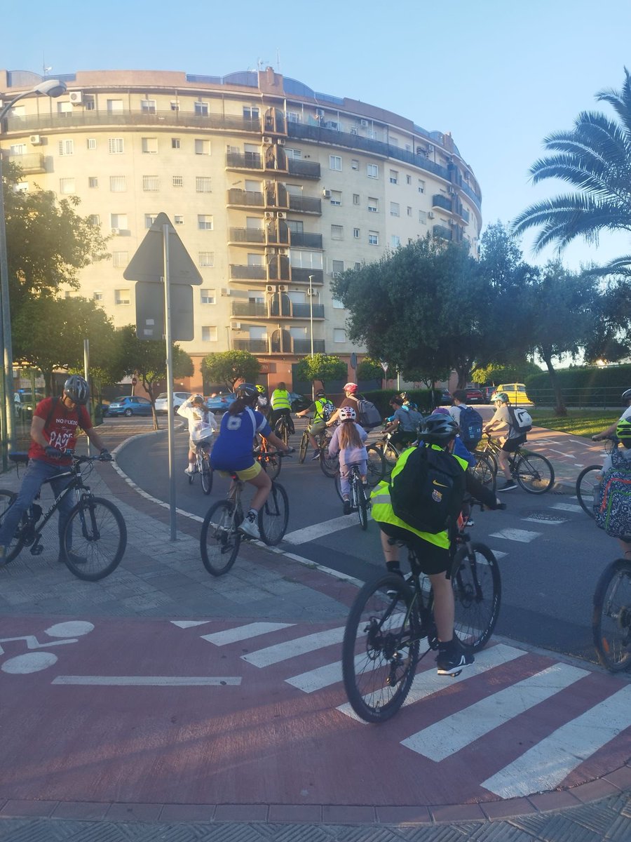 IESHnosMachado's tweet photo. Preciosa mañana de Bicibús la que hemos disfrutado hoy 😊 @aytodoshermanas @DGTes @EducaAnd #ProgramaSTARS #CIMA #HábitosSaludables https://t.co/Q8YgVqskEm