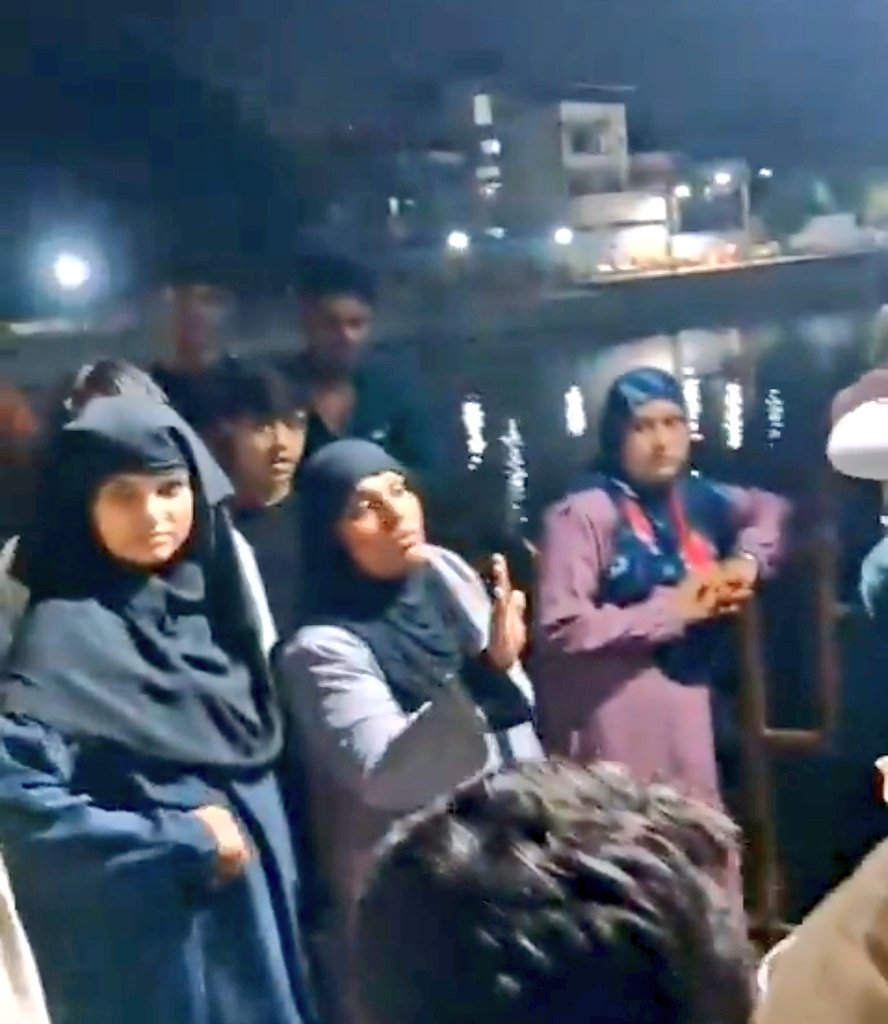 NewsAlgebraIND's tweet photo. UNBELIEVABLE 🚨 Pakistani flags waved openly in Nallasopara, Maharashtra.

Hindus who protested were allegedly ATTACKED by mob.

Unprecedented Visuals !!

Meanwhile, Authorities in Gujarat have removed illegal electricity connection in Ahmedabad's area which is known as 'Mini Bangladesh'.