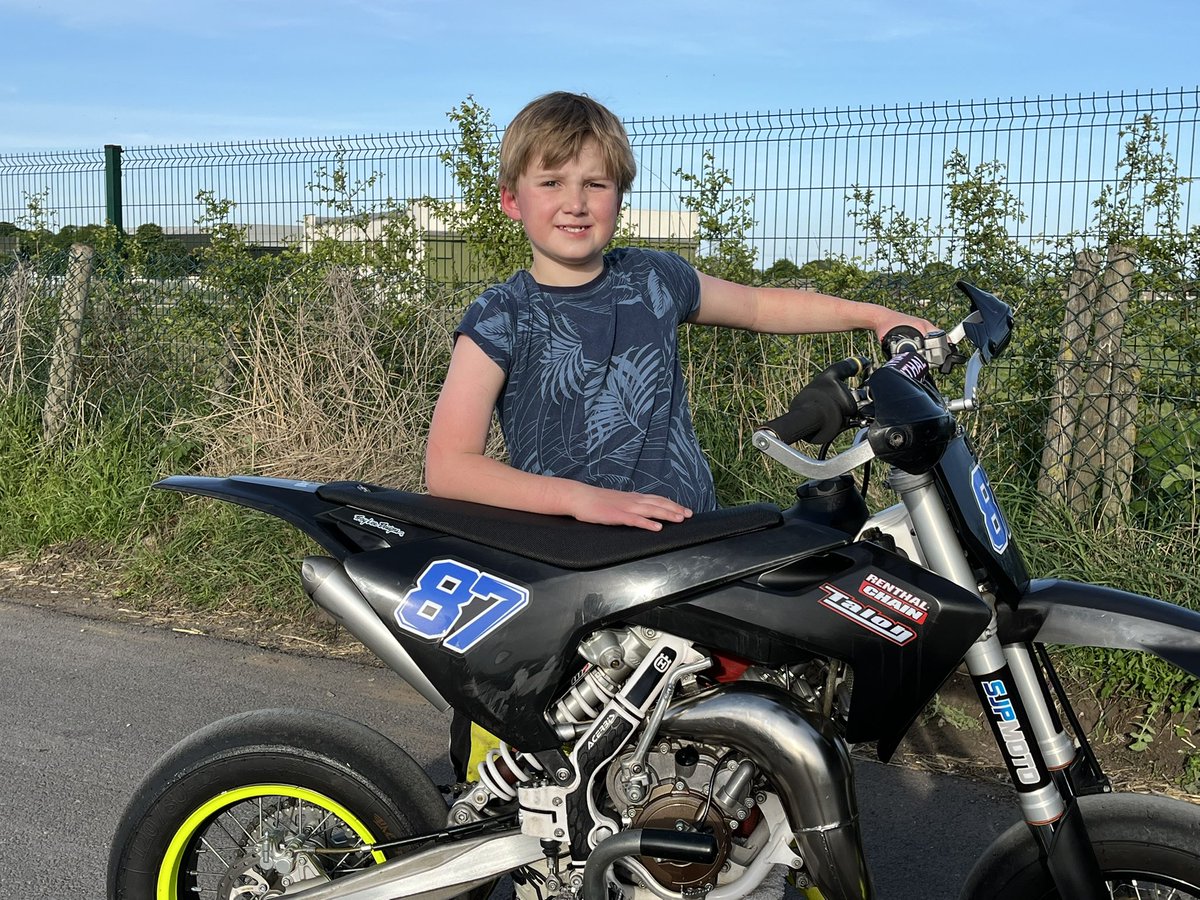 Hudson4488's tweet photo. @GardnerRemy Remy took his first steps onto the Tarmac yesterday. #87 you’re definitely a role model for him!! https://t.co/52zYi8Uypk